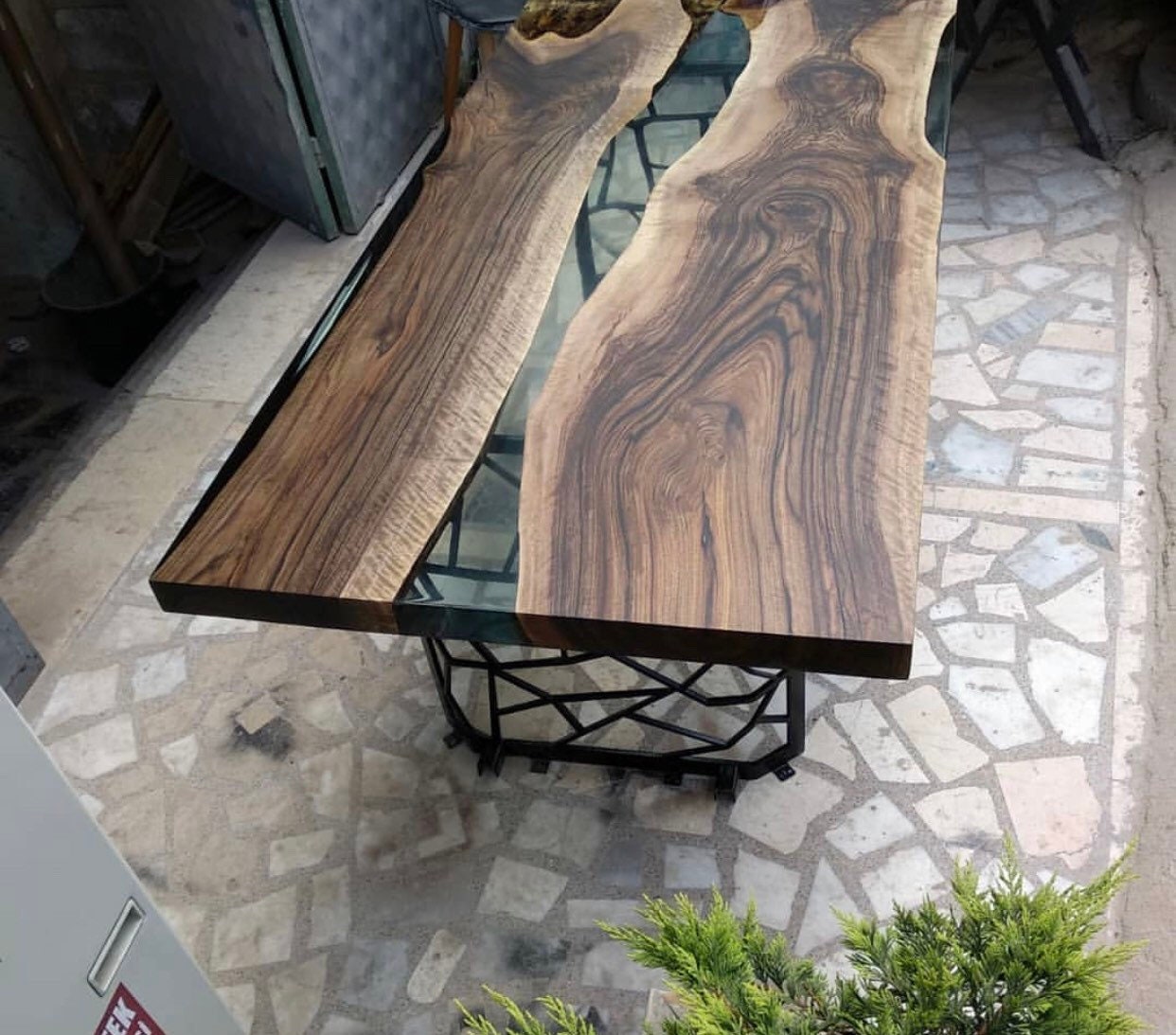 Custom Epoxy Resin River Table, Solid Walnut Wood Dining Table, Handmade Ultra Clear Epoxy Furniture for Your Home, Large Wooden Table