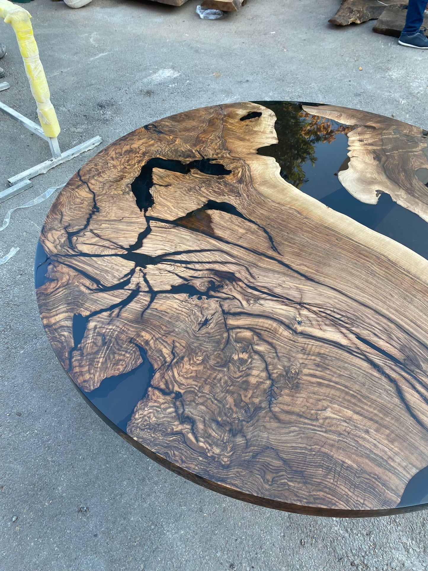 Epoxy Resin Coffee Table, Custom 40” Diameter Round Table, Aesthetic Black Epoxy Table for Tinabear